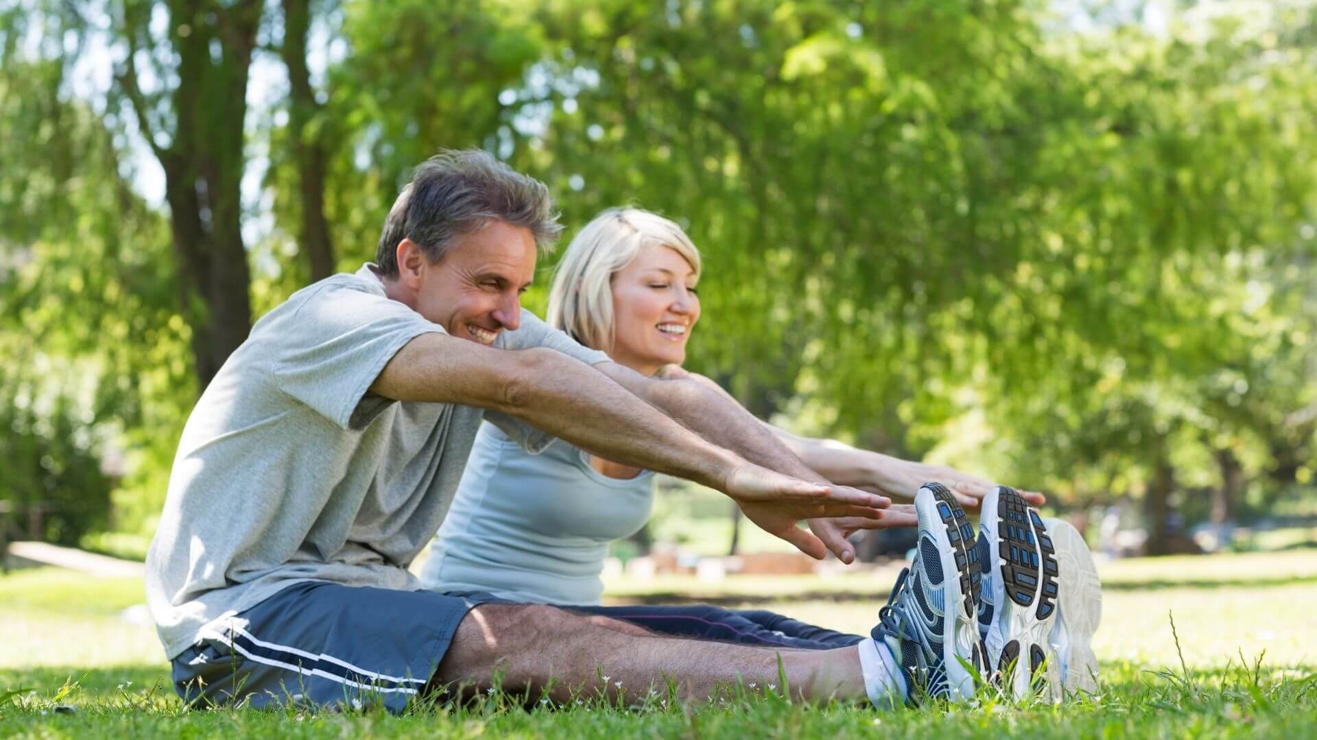 Frau und Mann Dehnen für mehr Flexibilität
