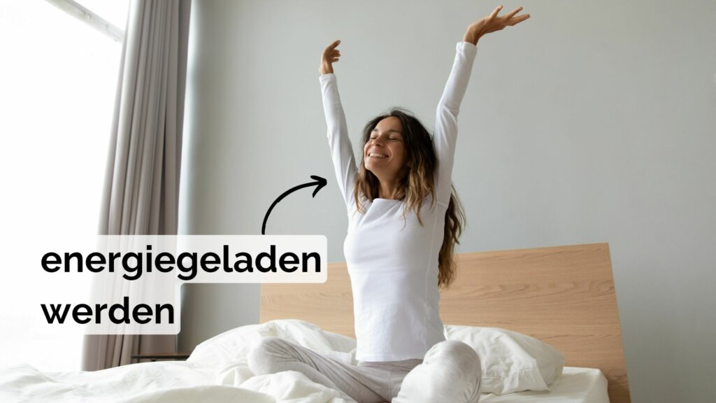 Frau sitzt im Bett mit mehr Energie durch effektives Energiemanagement