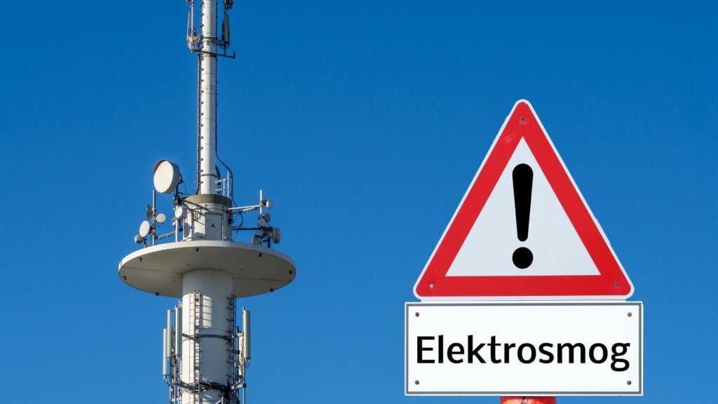 Antenne und ein Schild Gefahr Elektrosmog - Schutz vor Elektrosmog nötig