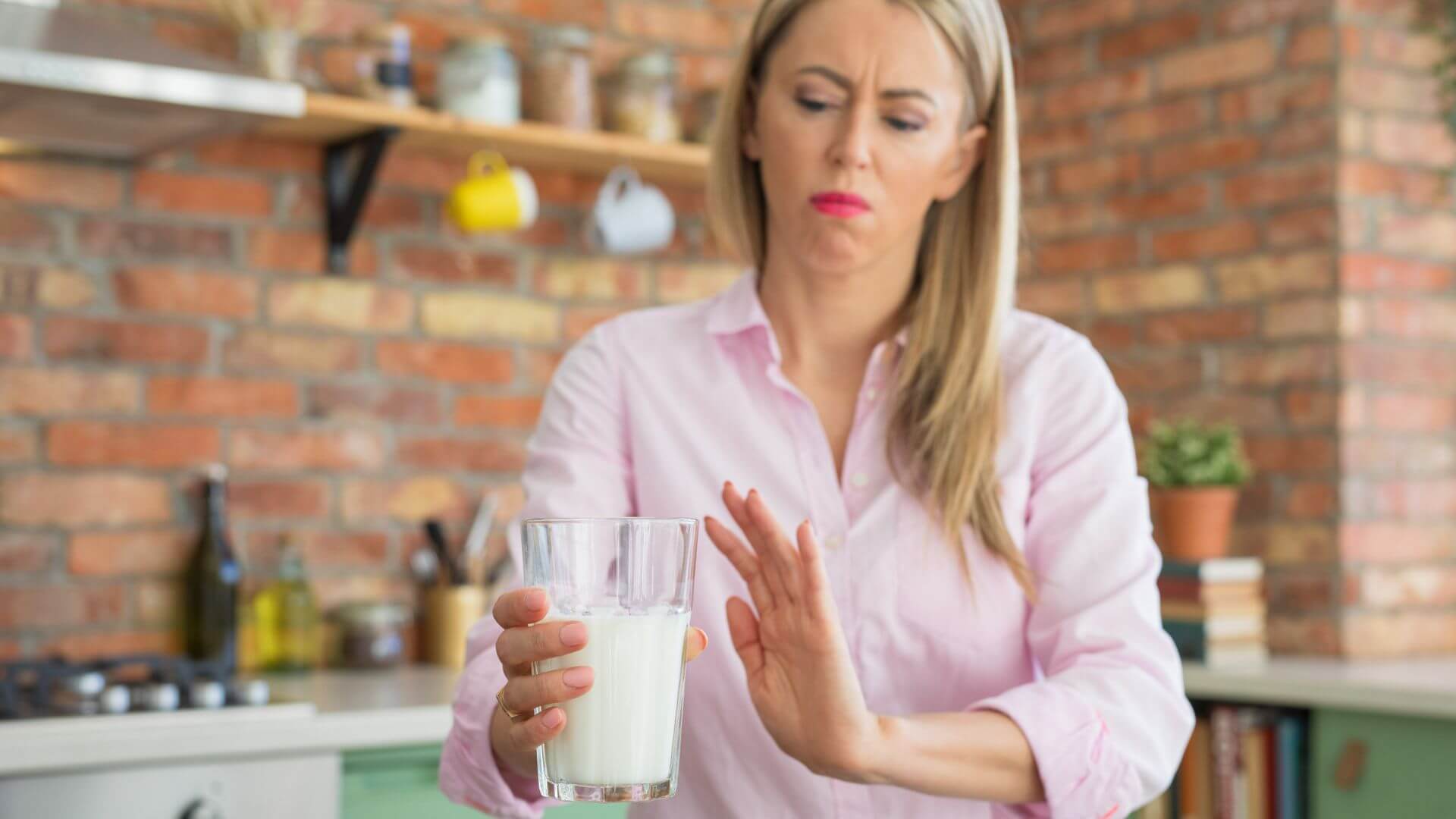 Frau hat eine Nahrungsintoleranz gegen Milch