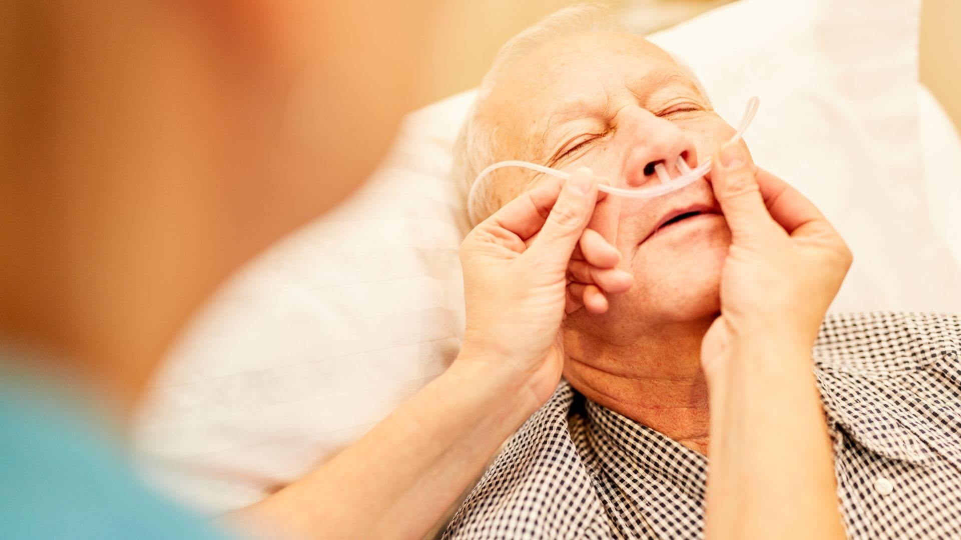 Alter Mann leidet an Sauerstoffmangel und kriegt eine Beatmungshilfe