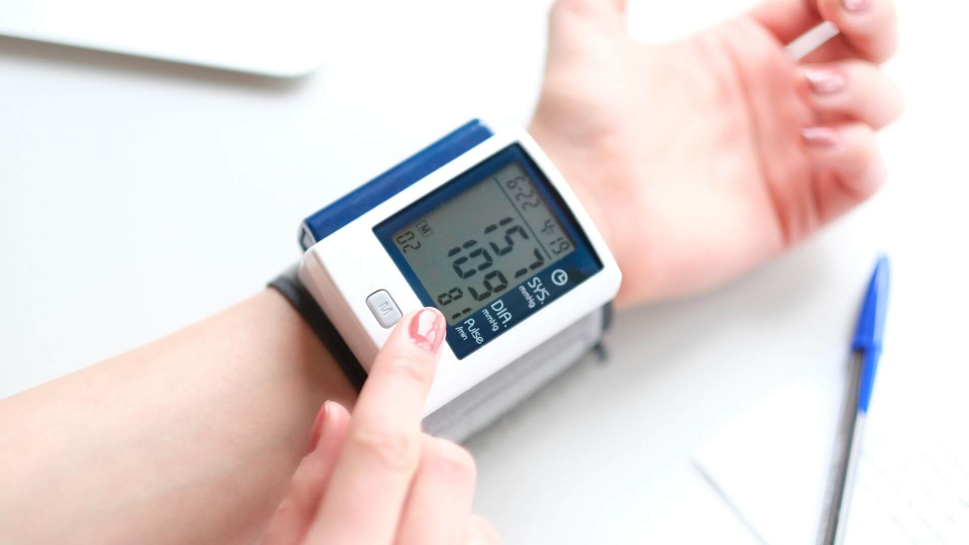 Gerät zeigt am Arm zu hoher Blutdruck an - Ursache für Bluthochdruck durch Falschmessung