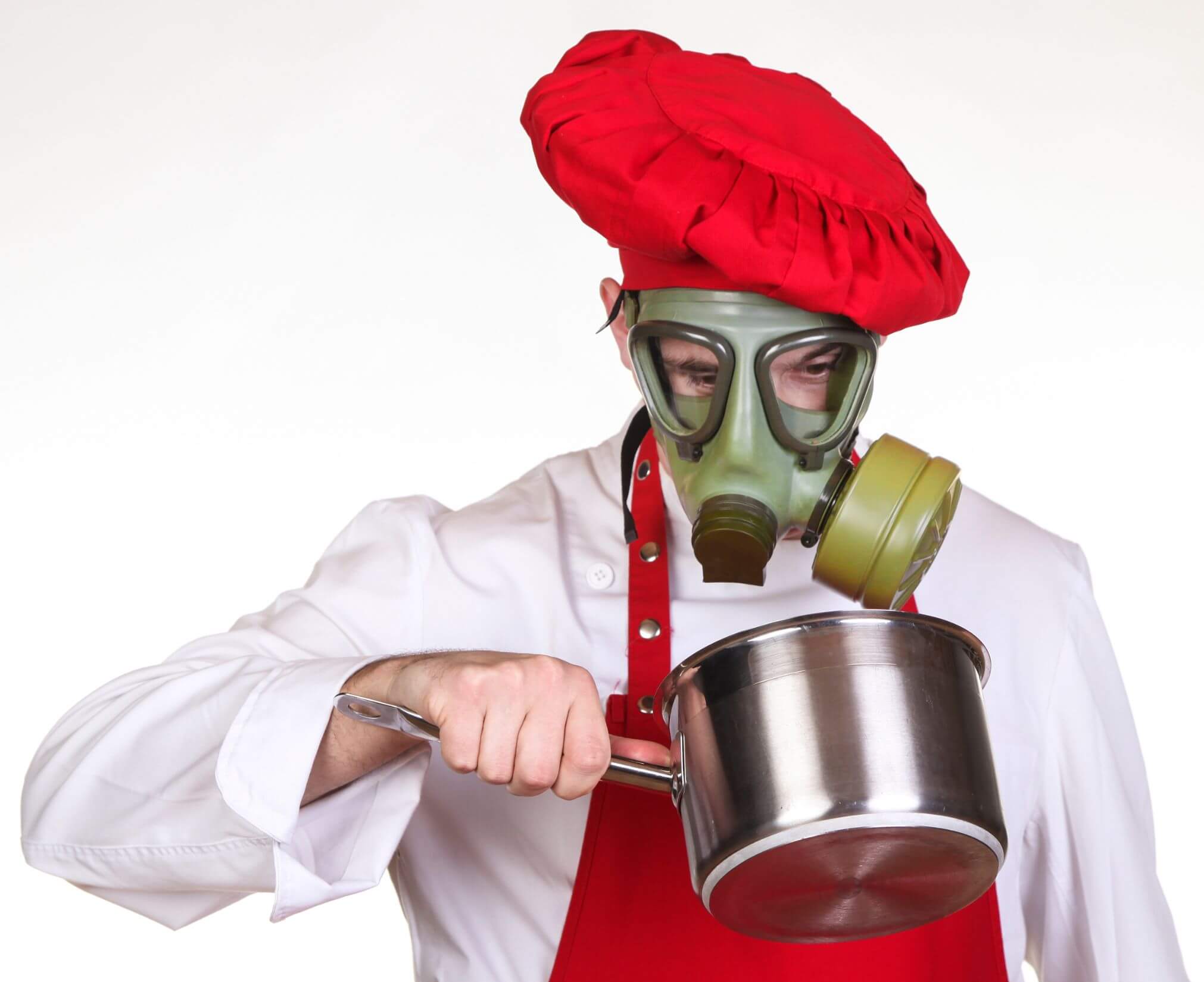 Mann schaut mit Gasmaske in einen Topf, um sich vor Schwermetallen zu schützen