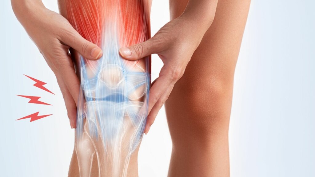 Frau hält Hand um das Knie, um die Ursachen für Knochenschmerzen abzutasten