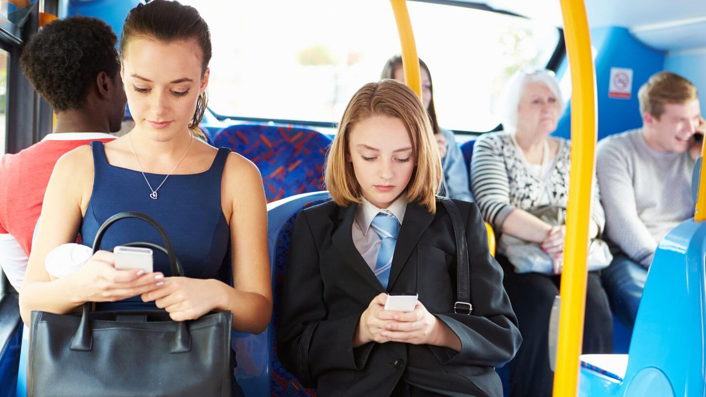 Menschen im Bus am Smartphone