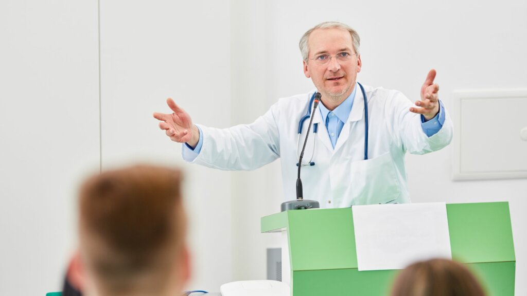 Arzt unterrichtet Studenten über die heutige Medizin